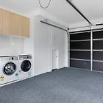 Central Oasis Townhouse With Parking And Air-Con