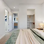 Central Oasis Townhouse With Parking And Air-Con