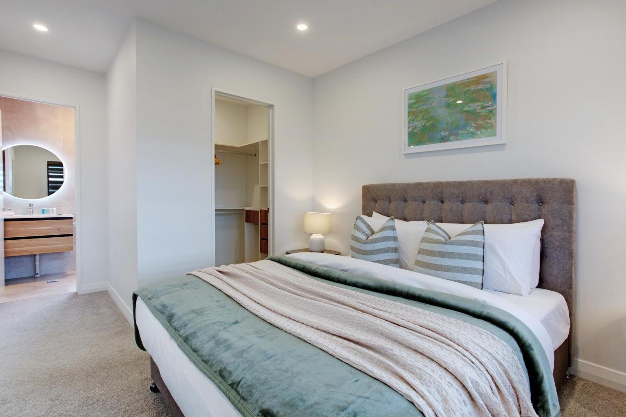 Holiday home Oasis Townhouse With Parking And Air-con *